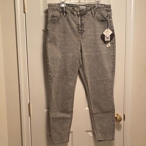 Ava & Viv Gray High Rise Skinny Jeans with Frayed Hem…size 18W